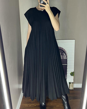 Sleeveless pleated simple solid color dress