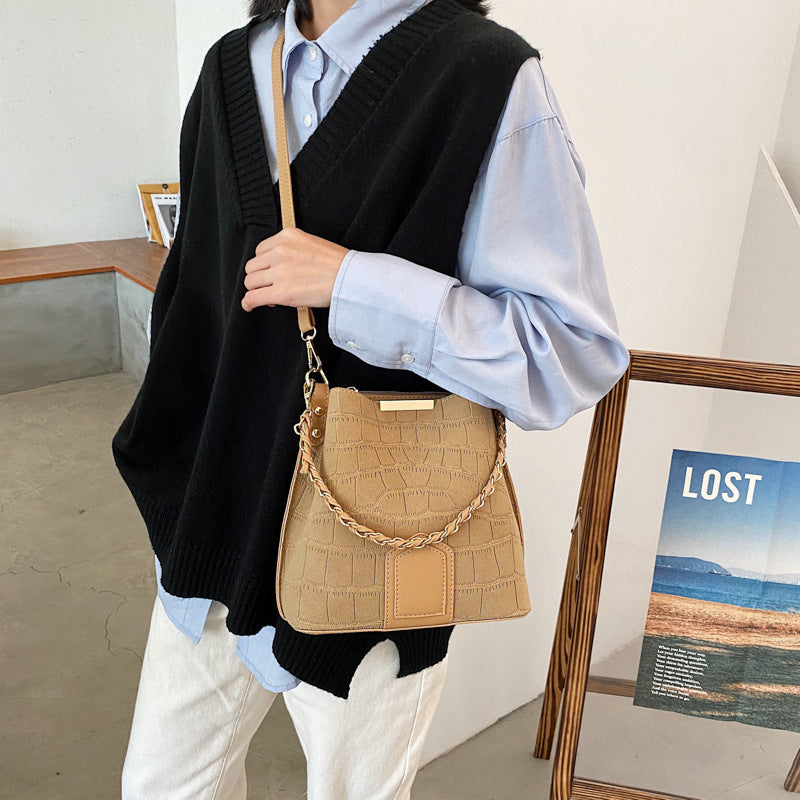 Women Western style bucket bag